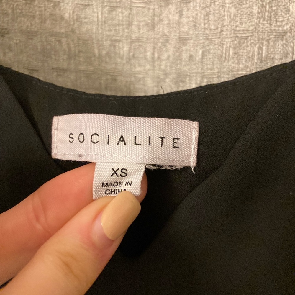 Socialite black scalloped v neck camisole - Picture 5 of 8